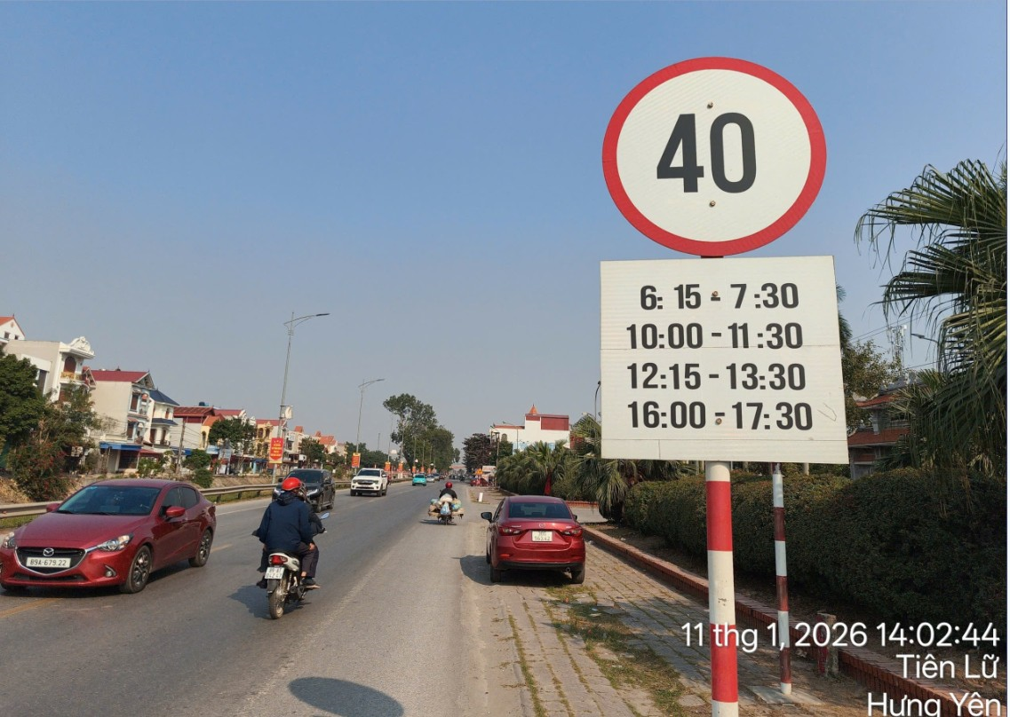 Biển báo bất cập chưa được dỡ bỏ